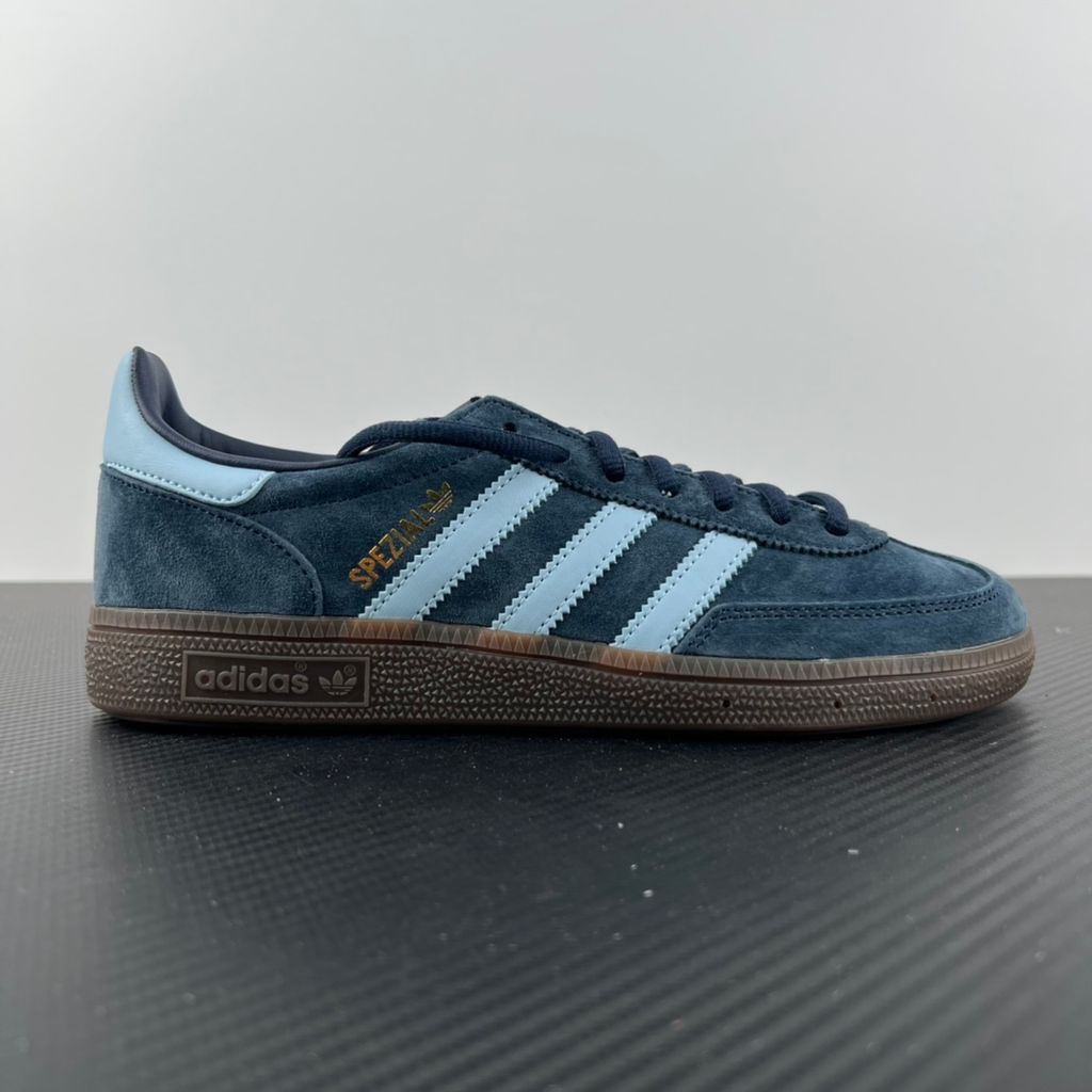 adidas Handball Spezial vintage terrace sneaker in Collegiate Navy suede, featuring Clear Sky light blue leather Three Stripes and a dark gum rubber sole, SKU BD7633.