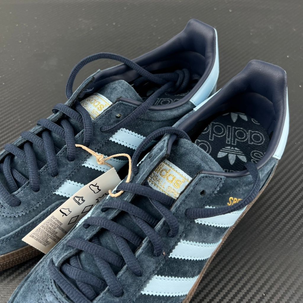adidas Handball Spezial vintage terrace sneaker in Collegiate Navy suede, featuring Clear Sky light blue leather Three Stripes and a dark gum rubber sole, SKU BD7633.