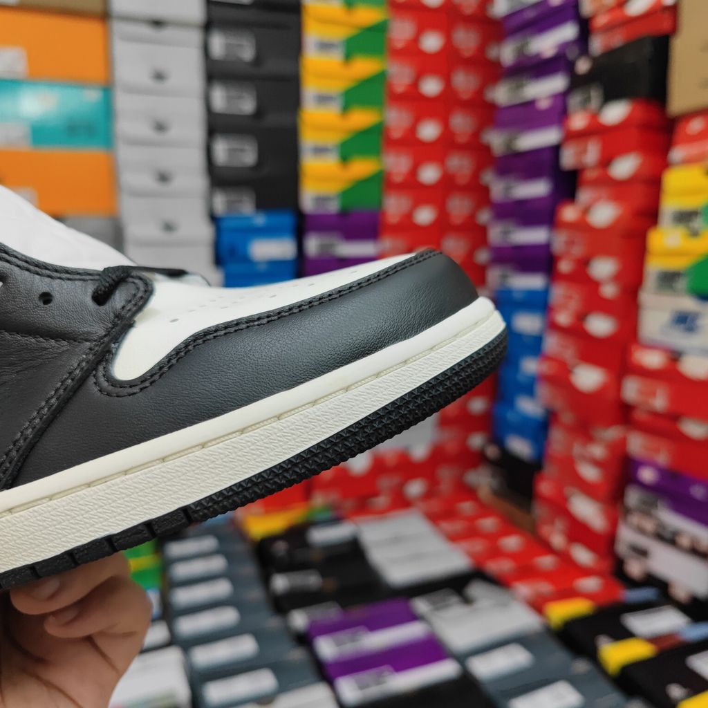 Air Jordan 1 Retro High OG high-top sneaker featuring a Sail white leather base, Black leather forefoot overlays, and Dark Mocha brown suede on the heel, SKU 555088-105.