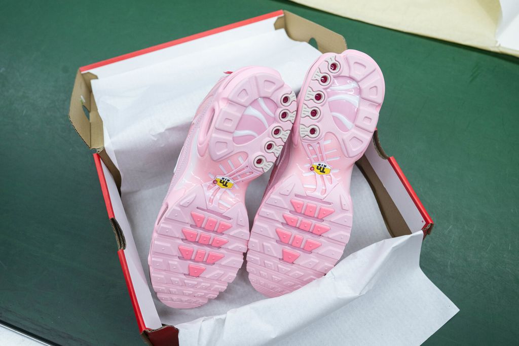 imgHD_cbac7b75_20260629_cmp_i1782728941758_8085_0_Nike Air Max Plus City Special ATL sneaker featuring a vibrant pink gradient mesh upper, wavy TPU overlays, metallic gold ATL tags, and signature Tuned Air cushioning, SKU DH0155-600.9.jpg