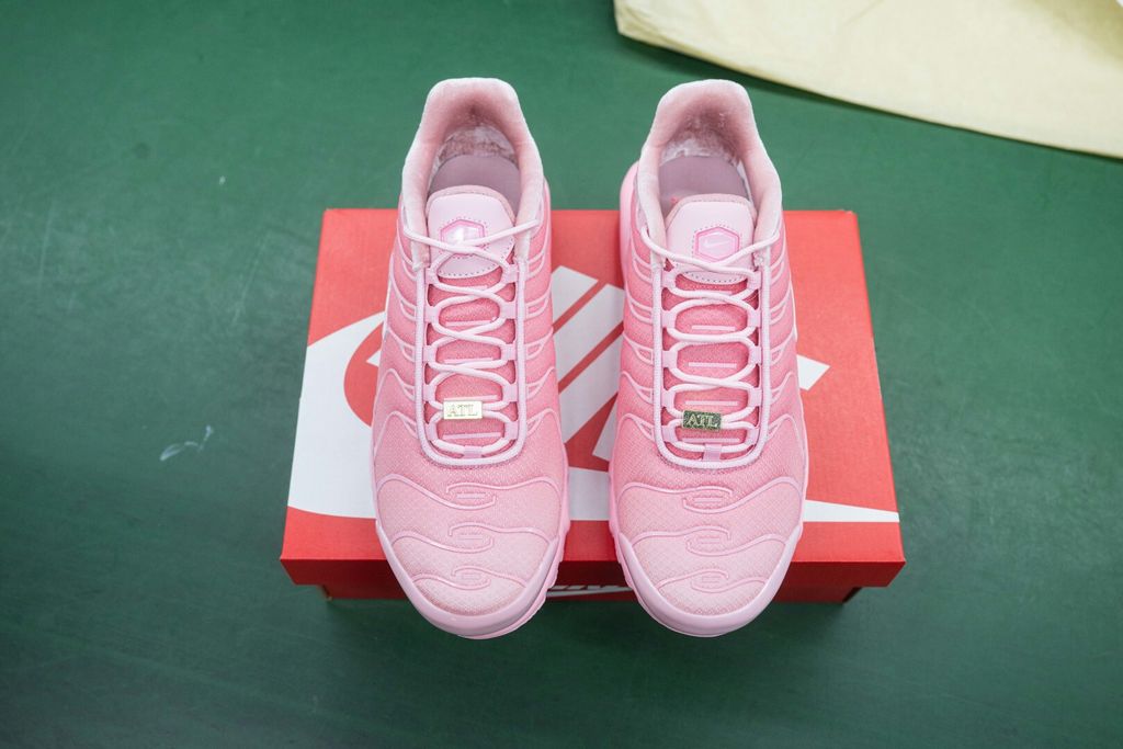 Nike Air Max Plus City Special ATL sneaker featuring a vibrant pink gradient mesh upper, wavy TPU overlays, metallic gold ATL tags, and signature Tuned Air cushioning, SKU DH0155-600.