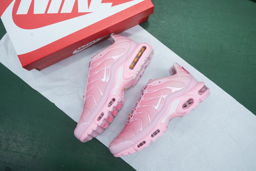Nike Air Max Plus City Special ATL sneaker featuring a vibrant pink gradient mesh upper, wavy TPU overlays, metallic gold ATL tags, and signature Tuned Air cushioning, SKU DH0155-600.