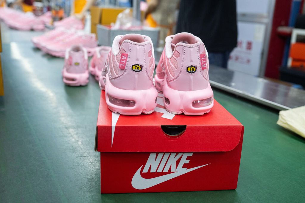 Nike Air Max Plus City Special ATL sneaker featuring a vibrant pink gradient mesh upper, wavy TPU overlays, metallic gold ATL tags, and signature Tuned Air cushioning, SKU DH0155-600.