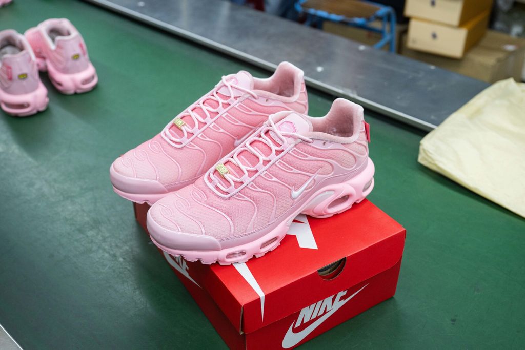 Nike Air Max Plus City Special ATL sneaker featuring a vibrant pink gradient mesh upper, wavy TPU overlays, metallic gold ATL tags, and signature Tuned Air cushioning, SKU DH0155-600.