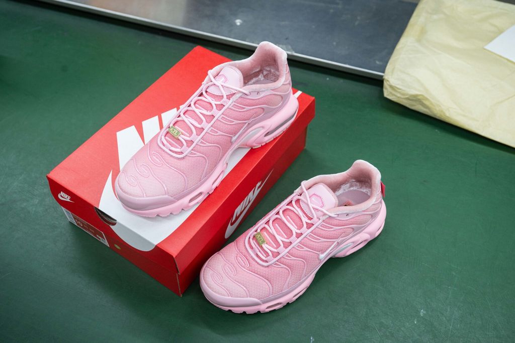 Nike Air Max Plus City Special ATL sneaker featuring a vibrant pink gradient mesh upper, wavy TPU overlays, metallic gold ATL tags, and signature Tuned Air cushioning, SKU DH0155-600.