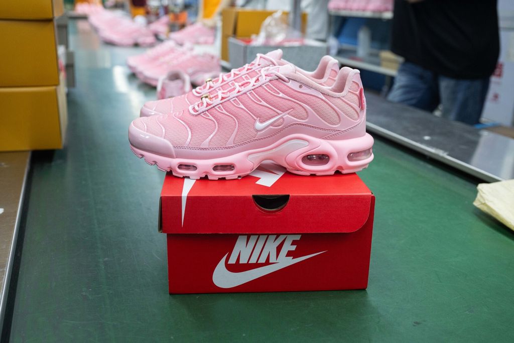 Nike Air Max Plus City Special ATL sneaker featuring a vibrant pink gradient mesh upper, wavy TPU overlays, metallic gold ATL tags, and signature Tuned Air cushioning, SKU DH0155-600.
