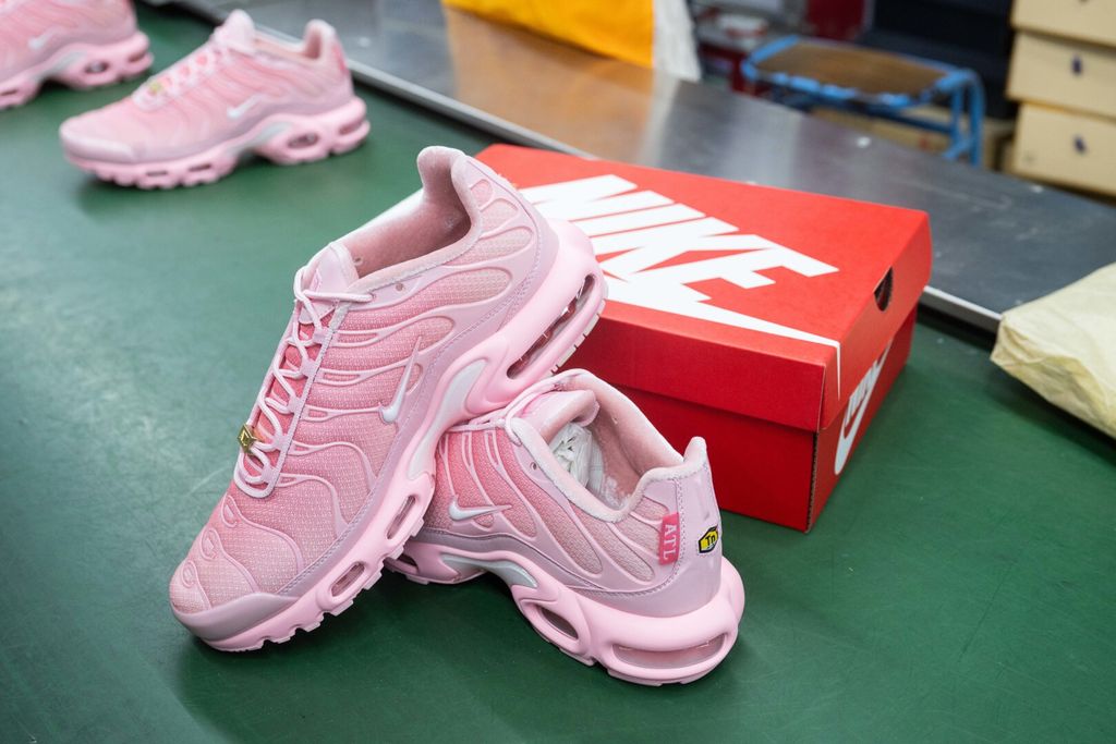 Nike Air Max Plus City Special ATL sneaker featuring a vibrant pink gradient mesh upper, wavy TPU overlays, metallic gold ATL tags, and signature Tuned Air cushioning, SKU DH0155-600.