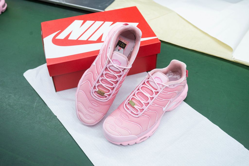 Nike Air Max Plus City Special ATL sneaker featuring a vibrant pink gradient mesh upper, wavy TPU overlays, metallic gold ATL tags, and signature Tuned Air cushioning, SKU DH0155-600.