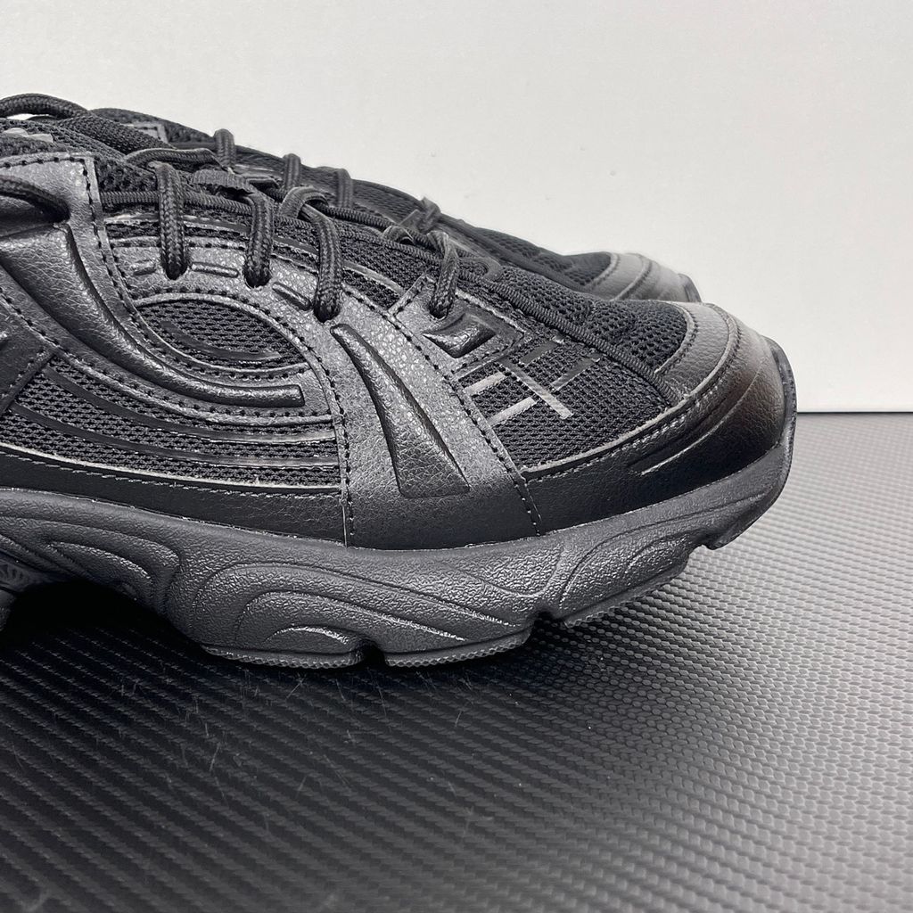 Under Armour UA Sola retro tech-runner side profile, featuring a clean triple black breathable mesh upper, dynamic tonal synthetic overlays, and a chunky black midsole, SKU 6005284-003.