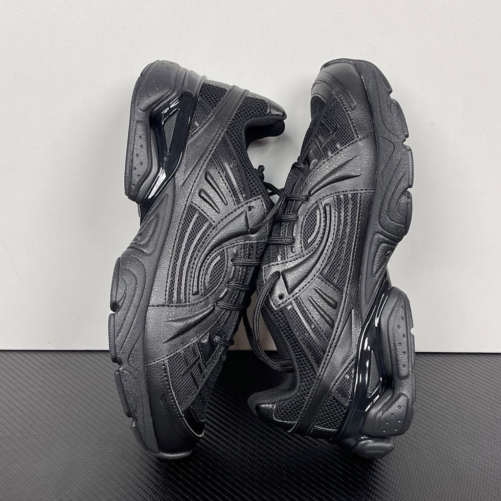 Under Armour UA Sola retro tech-runner side profile, featuring a clean triple black breathable mesh upper, dynamic tonal synthetic overlays, and a chunky black midsole, SKU 6005284-003.