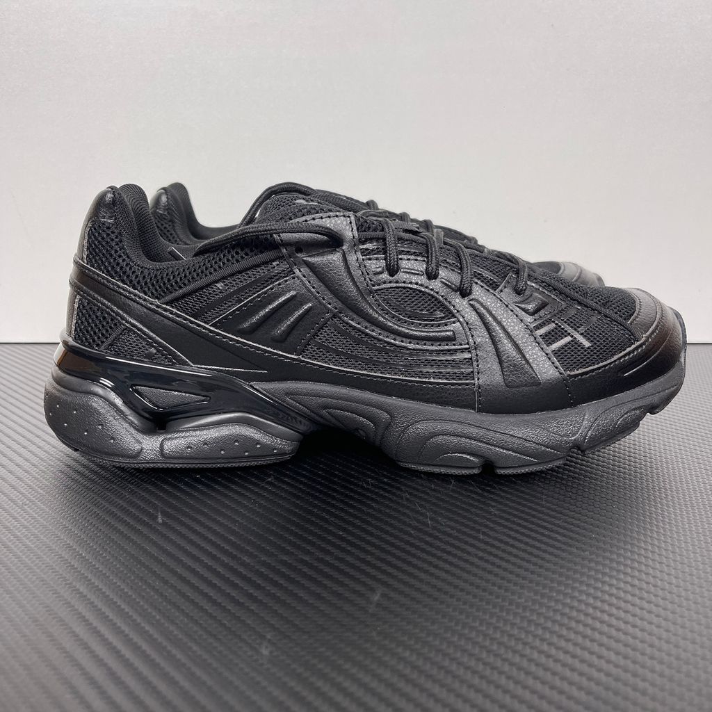 Under Armour UA Sola retro tech-runner side profile, featuring a clean triple black breathable mesh upper, dynamic tonal synthetic overlays, and a chunky black midsole, SKU 6005284-003.