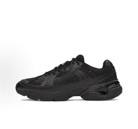 Under Armour UA Sola retro tech-runner side profile, featuring a clean triple black breathable mesh upper, dynamic tonal synthetic overlays, and a chunky black midsole, SKU 6005284-003.