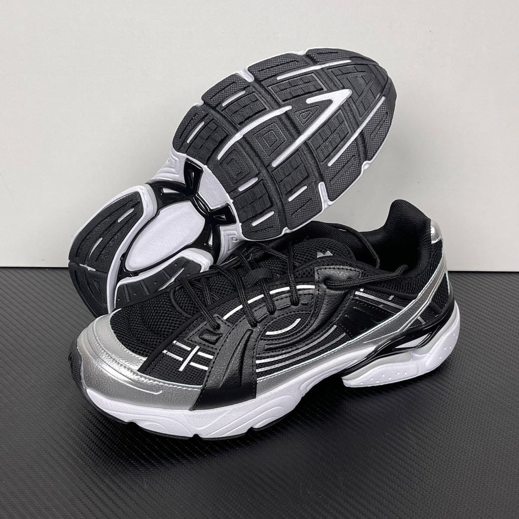 Under Armour UA Sola retro tech-runner side profile, featuring a clean black breathable mesh upper, dynamic black and metallic silver synthetic overlays, and a chunky white midsole, SKU 6005284-004.