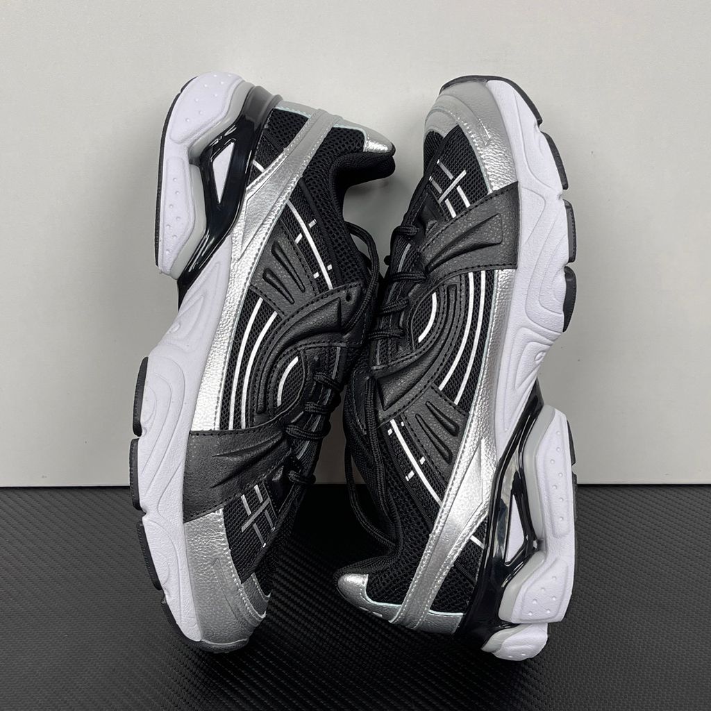 Under Armour UA Sola retro tech-runner side profile, featuring a clean black breathable mesh upper, dynamic black and metallic silver synthetic overlays, and a chunky white midsole, SKU 6005284-004.