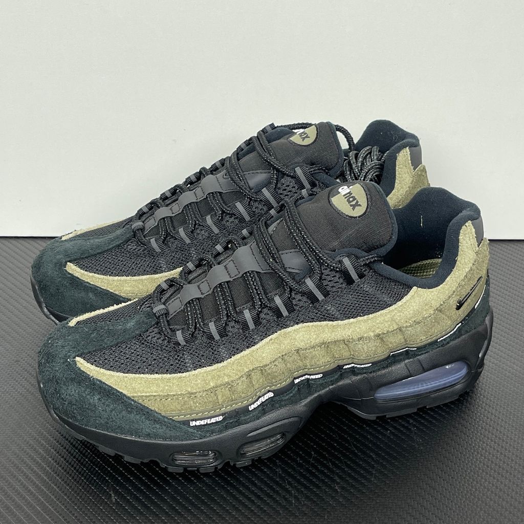 Nike Air Max 95 SP x Undefeated "Geo La Brea" sneaker featuring a layered gradient upper in Medium Olive and dark green tones, premium suede construction, and a contrasting black midsole, SKU IB4523-200.