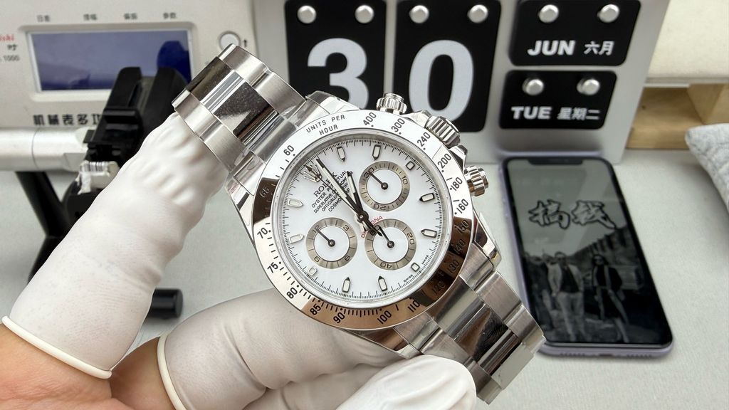 Front profile of the Rolex Cosmograph Daytona 116520, showcasing the crisp white dial, silver-ringed chronograph sub-dials, stainless steel tachymeter bezel, and polished Oyster bracelet.
