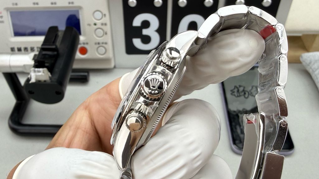 Front profile of the Rolex Cosmograph Daytona 116520, showcasing the crisp white dial, silver-ringed chronograph sub-dials, stainless steel tachymeter bezel, and polished Oyster bracelet.