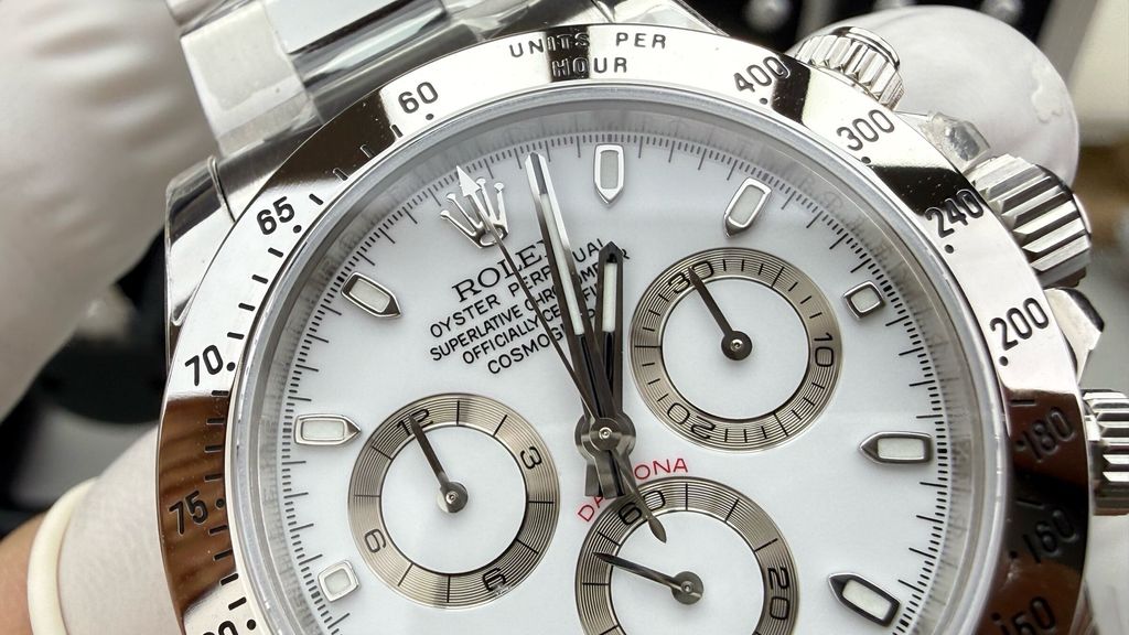 Front profile of the Rolex Cosmograph Daytona 116520, showcasing the crisp white dial, silver-ringed chronograph sub-dials, stainless steel tachymeter bezel, and polished Oyster bracelet.