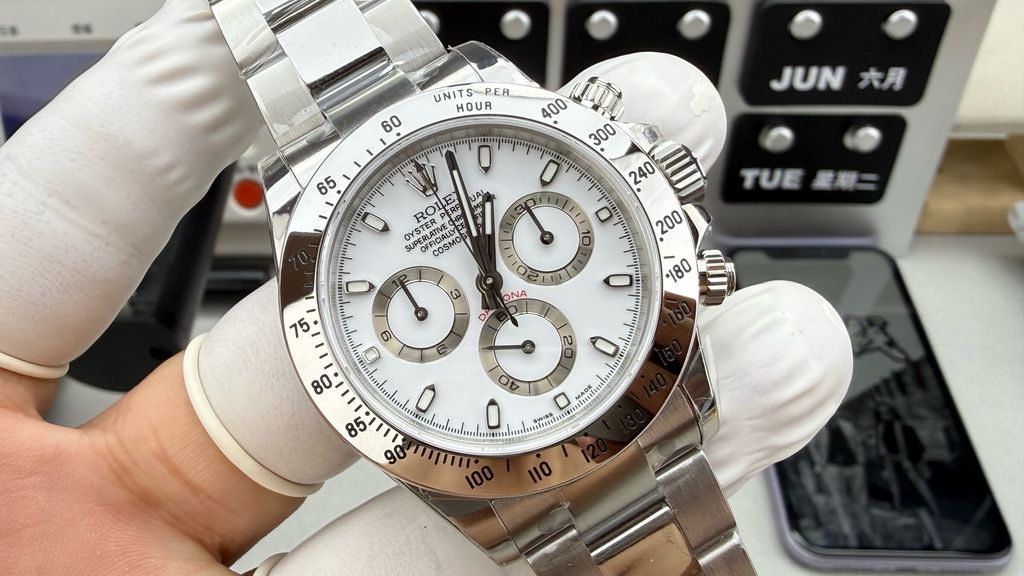 Front profile of the Rolex Cosmograph Daytona 116520, showcasing the crisp white dial, silver-ringed chronograph sub-dials, stainless steel tachymeter bezel, and polished Oyster bracelet.