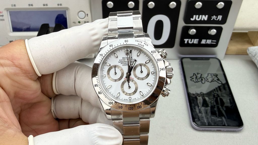 Front profile of the Rolex Cosmograph Daytona 116520, showcasing the crisp white dial, silver-ringed chronograph sub-dials, stainless steel tachymeter bezel, and polished Oyster bracelet.