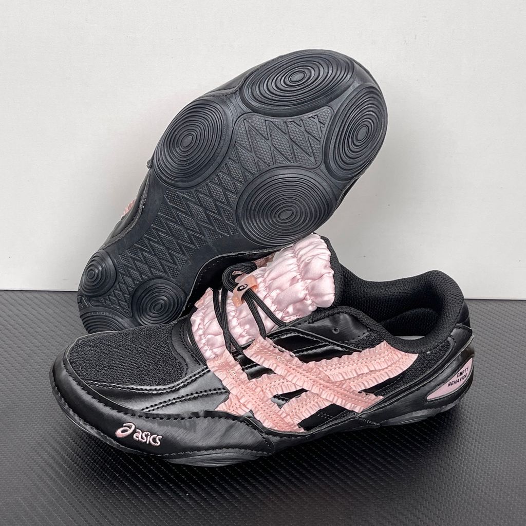 Side profile of the ASICS Hypersync sneaker in the 'Empty Behavior - Black Breeze' colorway, showcasing a stealthy black breathable mesh upper, signature ASICS branding, structural synthetic overlays, and a sleek, supportive midsole.