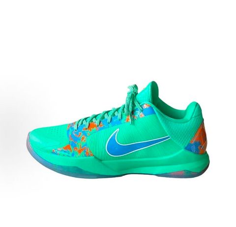 Side profile of the Nike Kobe 5 Protro 'Jalen Brunson NY vs. NY' PE sneaker, highlighting the sharp, low-top performance silhouette, signature Kobe detailing, and the unique color blocking inspired by NYC basketball.