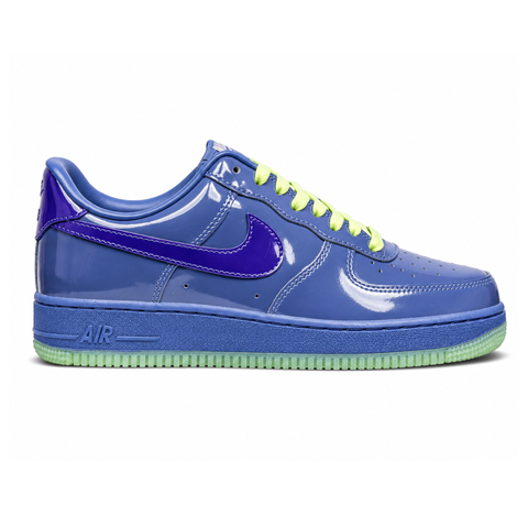 Side profile of the Nike Air Force 1 Low sneaker featuring a high-gloss patent leather upper in deep Mystic Navy, accented by vibrant Grape Ice purple detailing across the Swoosh and branding, resting on a classic white midsole.