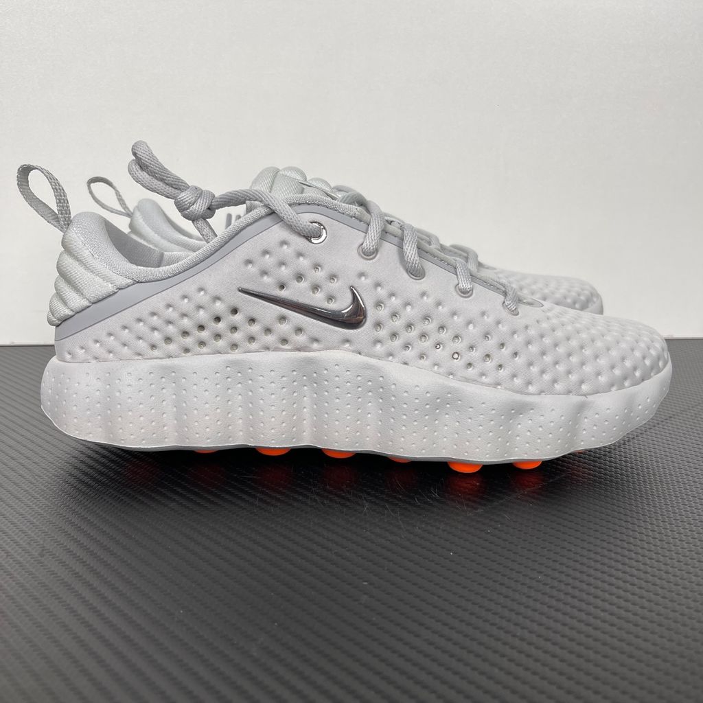 Side profile of the Nike Vomero Plus sneaker in a dark Anthracite and Black colorway with subtle Oatmeal accents, featuring a layered mesh and synthetic upper, a structured midfoot cage, and a responsive Zoom Air midsole.