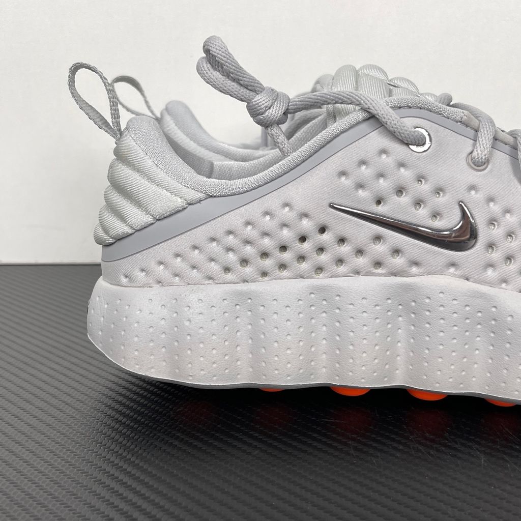 Side profile of the Nike Vomero Plus sneaker in a dark Anthracite and Black colorway with subtle Oatmeal accents, featuring a layered mesh and synthetic upper, a structured midfoot cage, and a responsive Zoom Air midsole.