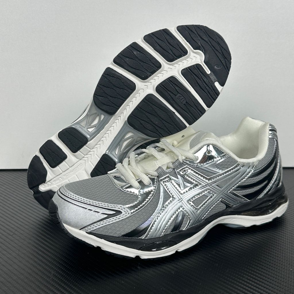 Side profile of the ASICS Gel-Sekiran sneaker featuring a breathable gravel grey mesh upper, dynamic metallic pure silver synthetic overlays, and a sculpted midsole equipped with visible GEL technology cushioning.