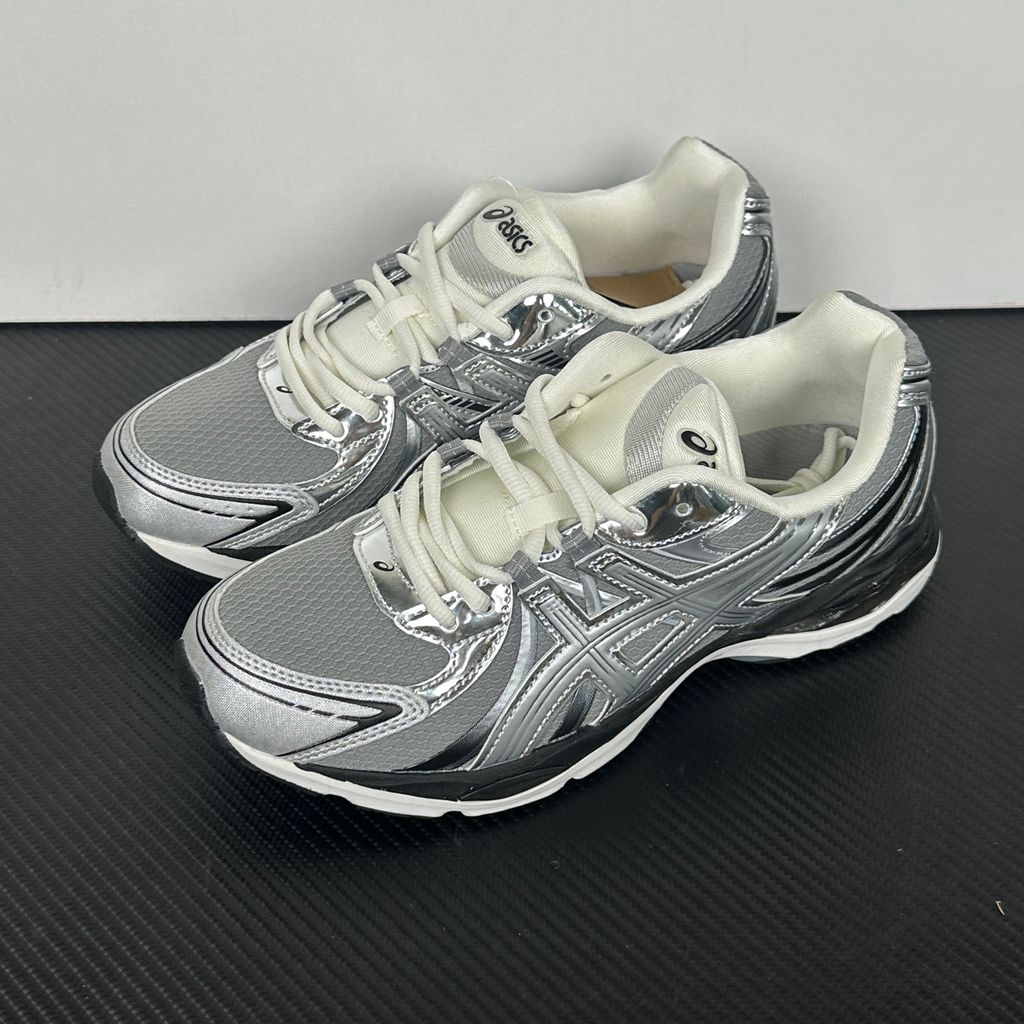 Side profile of the ASICS Gel-Sekiran sneaker featuring a breathable gravel grey mesh upper, dynamic metallic pure silver synthetic overlays, and a sculpted midsole equipped with visible GEL technology cushioning.