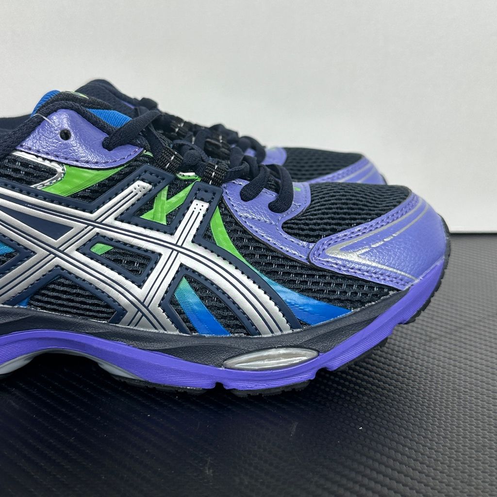 Side profile of the ASICS Gel-Sekiran sneaker featuring a breathable midnight navy mesh upper, dynamic metallic pure silver synthetic overlays, and a sculpted midsole equipped with visible GEL technology cushioning.