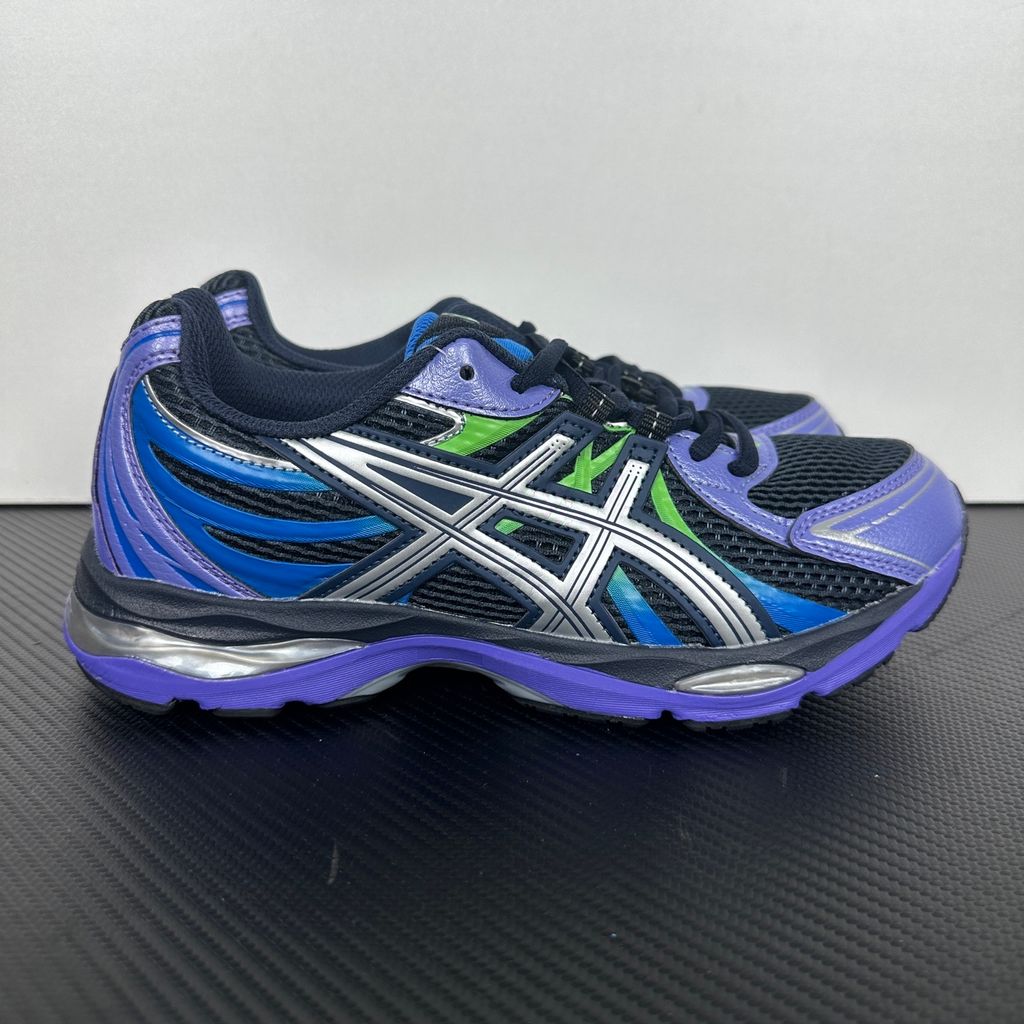 Side profile of the ASICS Gel-Sekiran sneaker featuring a breathable midnight navy mesh upper, dynamic metallic pure silver synthetic overlays, and a sculpted midsole equipped with visible GEL technology cushioning.
