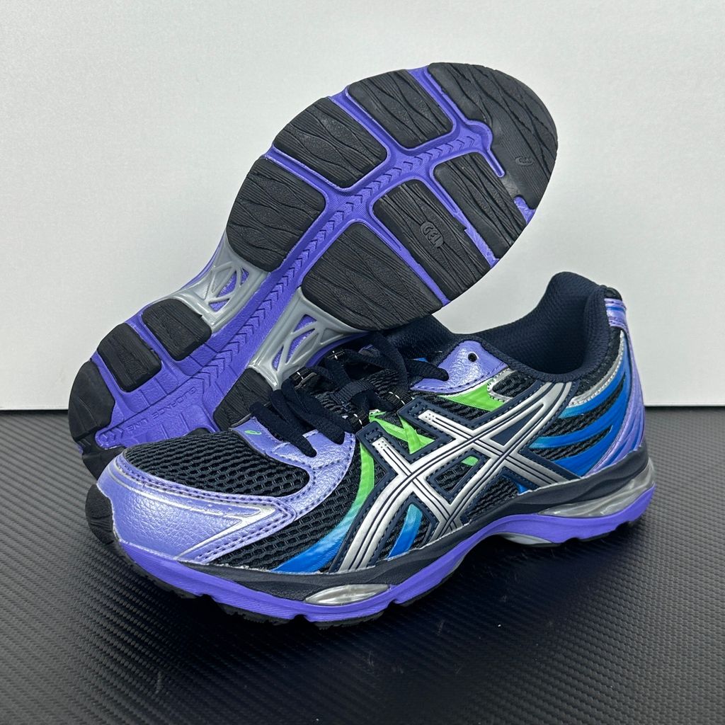Side profile of the ASICS Gel-Sekiran sneaker featuring a breathable midnight navy mesh upper, dynamic metallic pure silver synthetic overlays, and a sculpted midsole equipped with visible GEL technology cushioning.