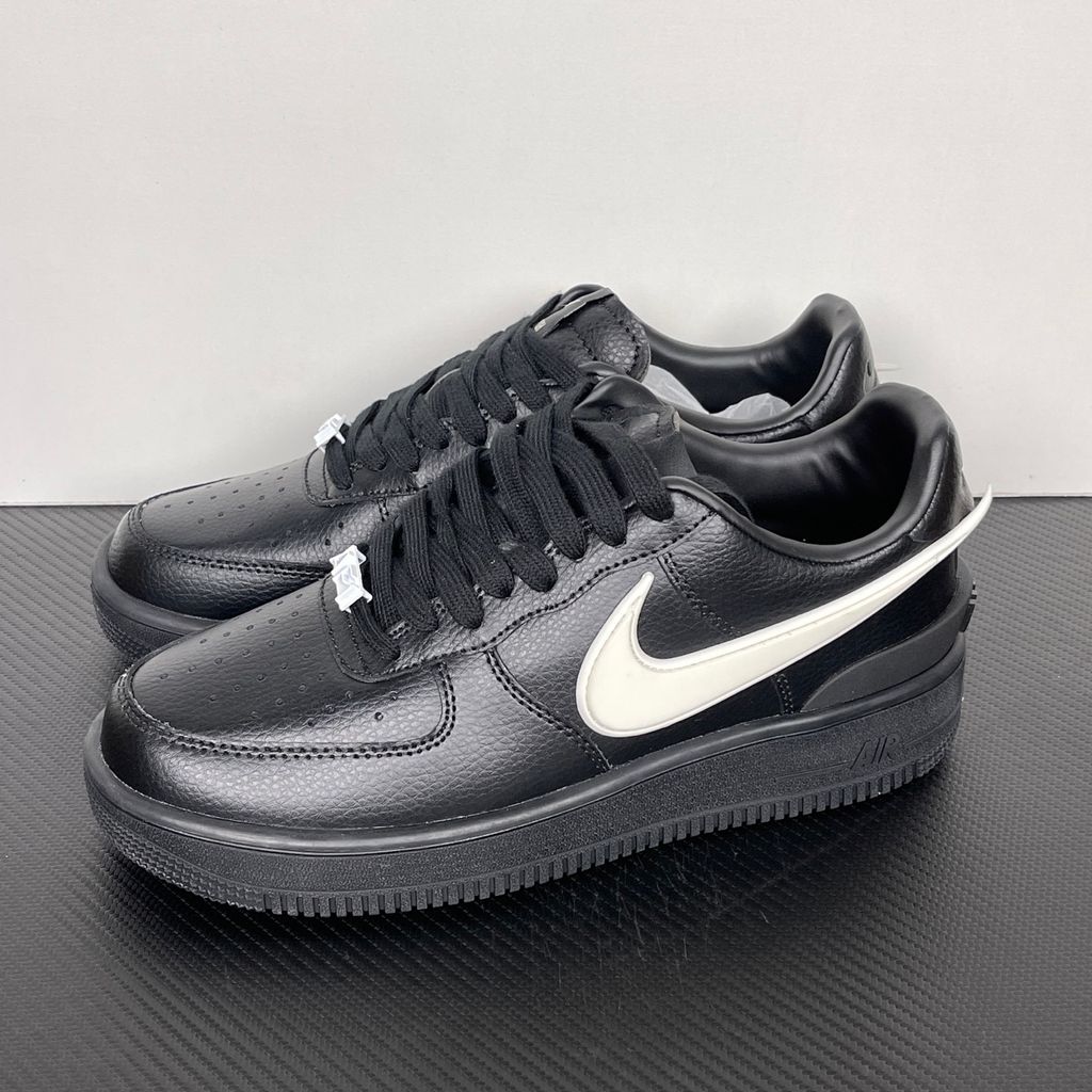 Shop Nike Air Force 1 Low SP x AMBUSH DV3464-001 Black with premium leather, oversized extended Swoosh detailing, Nike Air cushioning and collaborative streetwear styling.