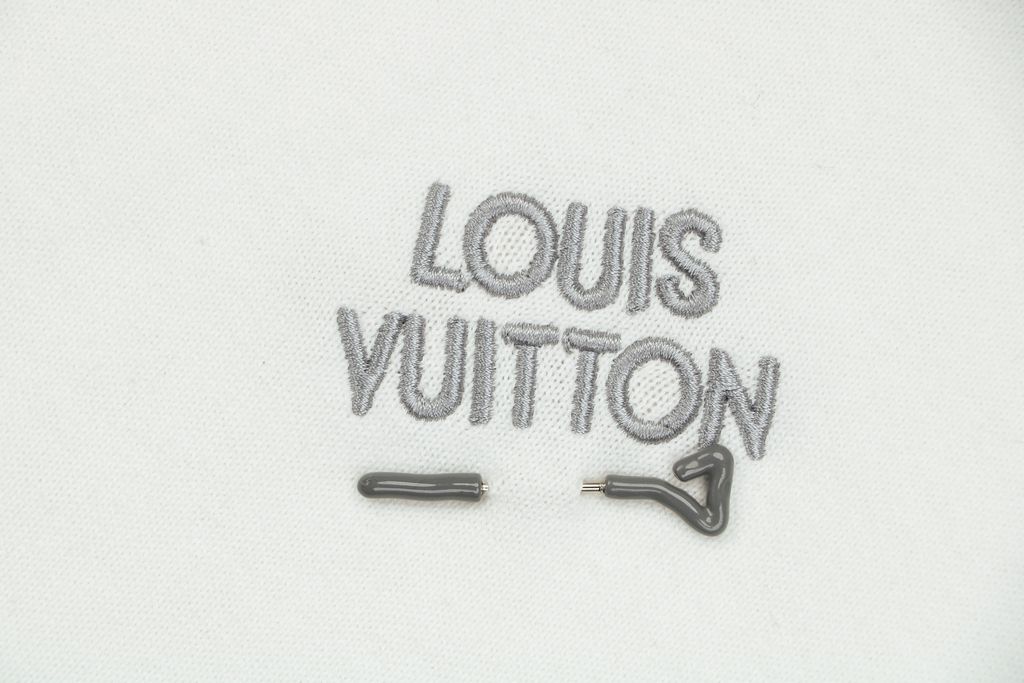 Louis Vuitton Chest Letter Brooch Fine Knit T-Shirt