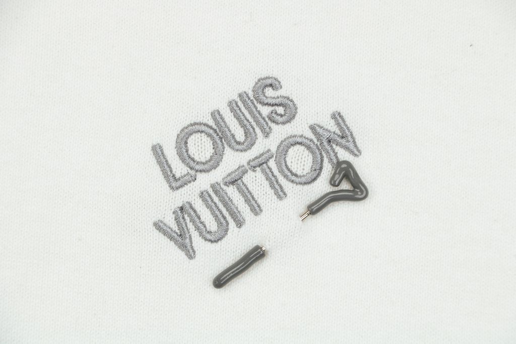 Louis Vuitton Chest Letter Brooch Fine Knit T-Shirt