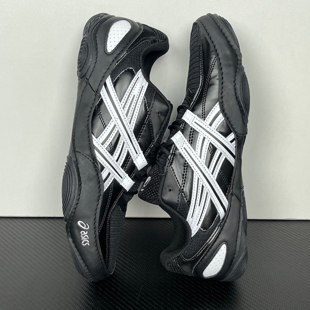 ASICS HYPERSYNC 1203A879 Black White low profile unisex sneakers ASICS HYPERSYNC Black White 1203A879 breathable mesh SportStyle shoes ASICS 1203A879 HYPERSYNC black white OrthoLite low profile lifestyle sneakers