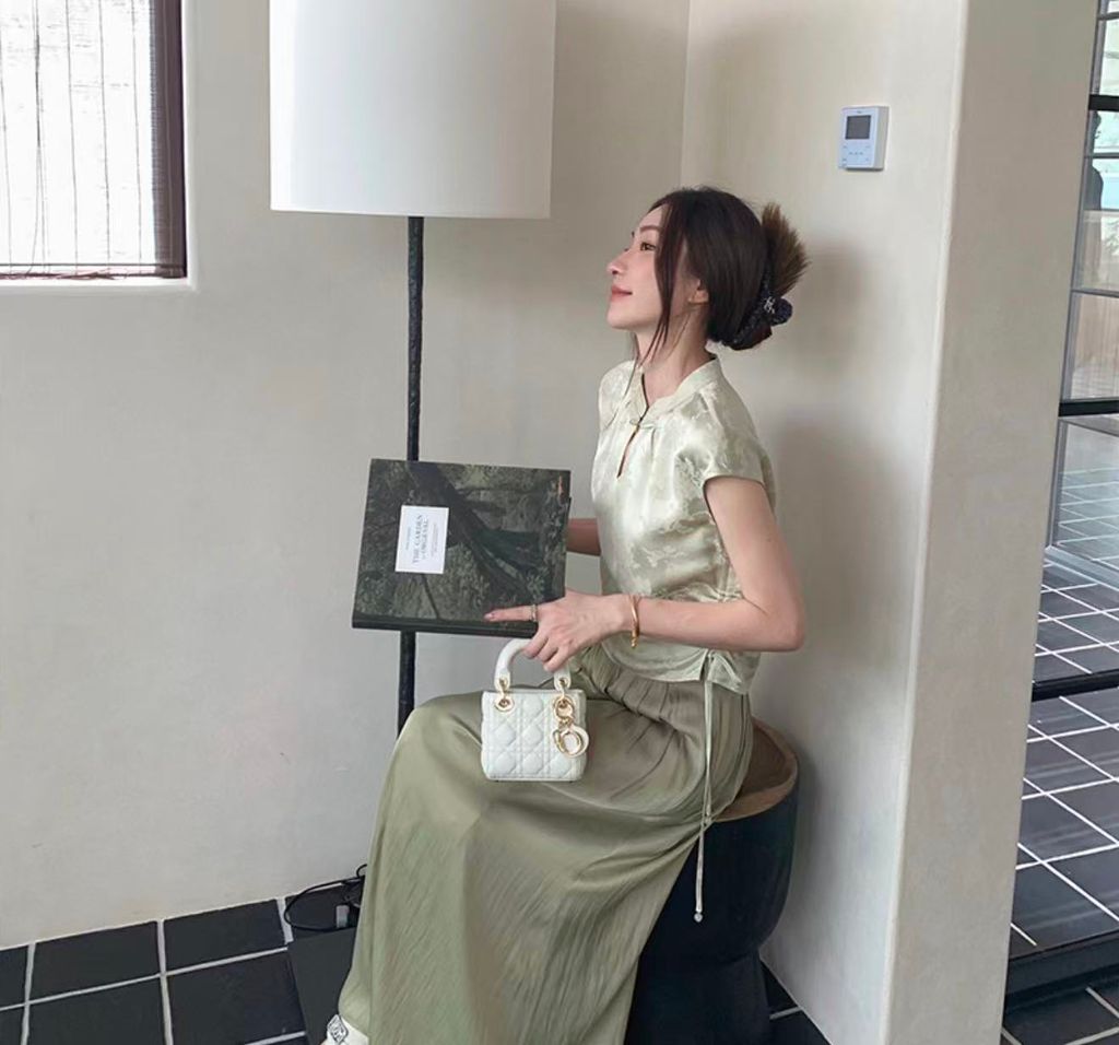 Dior Lady Dior Micro Bag S0856ONGE M030 Latte Cannage lambskin Lady Dior Micro Bag Latte S0856ONGE M030 quilted lambskin D.I.O.R. charms Dior S0856ONGE M030 Latte micro handbag Cannage leather crossbody bag