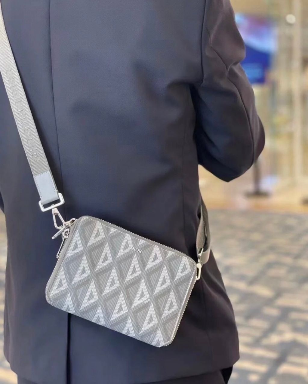 Dior Zipped Pouch with Strap 2ESBC119DCO H42E Dior Gray CD Diamond canvas Dior 2ESBC119DCO H42E Gray CD Diamond men's messenger pouch crossbody bag Dior CD Diamond Gray zipped pouch palladium hardware CHRISTIAN DIOR shoulder strap