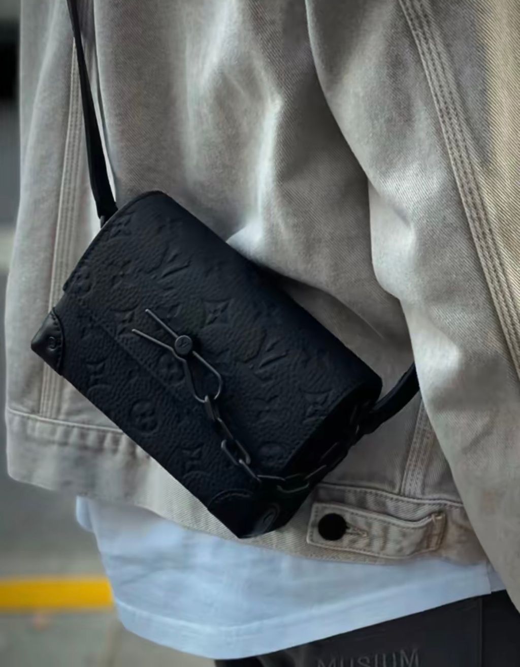 Louis Vuitton Steamer Wearable Wallet M81746 Black Monogram Taurillon leather Louis Vuitton M81746 Black embossed Monogram leather Steamer shoulder wallet Louis Vuitton Steamer Wearable Wallet Black chain detail adjustable shoulder strap M81746