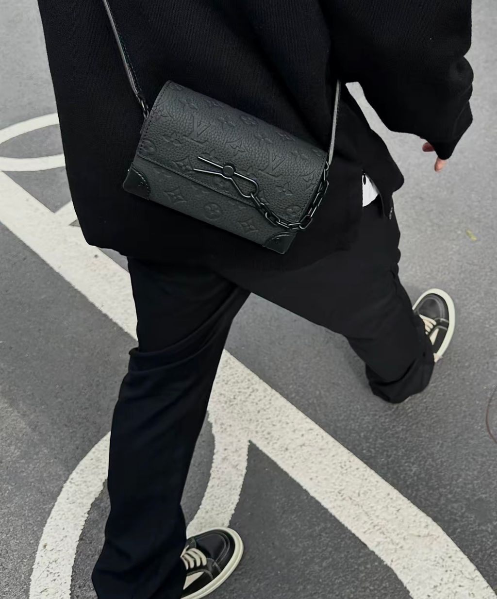 Louis Vuitton Steamer Wearable Wallet M81746 Black Monogram Taurillon leather Louis Vuitton M81746 Black embossed Monogram leather Steamer shoulder wallet Louis Vuitton Steamer Wearable Wallet Black chain detail adjustable shoulder strap M81746