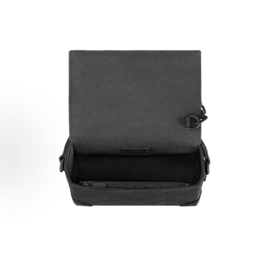 Louis Vuitton Steamer Wearable Wallet M81746 Black Monogram Taurillon leather Louis Vuitton M81746 Black embossed Monogram leather Steamer shoulder wallet Louis Vuitton Steamer Wearable Wallet Black chain detail adjustable shoulder strap M81746