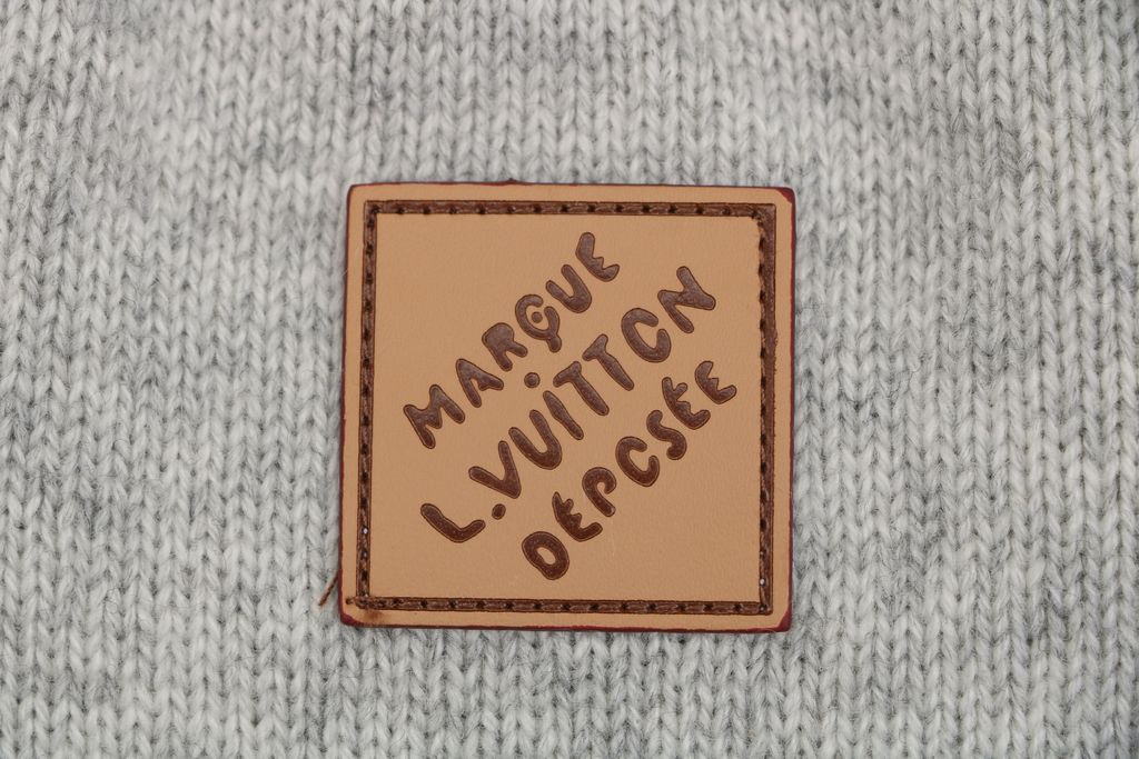 Louis Vuitton Monogram leather patch crew neck sweater 100 percent cotton knit embossed cowhide rear neck patch garment washed pullover sizes S-XL