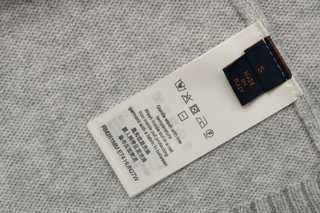 Louis Vuitton Monogram leather patch crew neck sweater 100 percent cotton knit embossed cowhide rear neck patch garment washed pullover sizes S-XL
