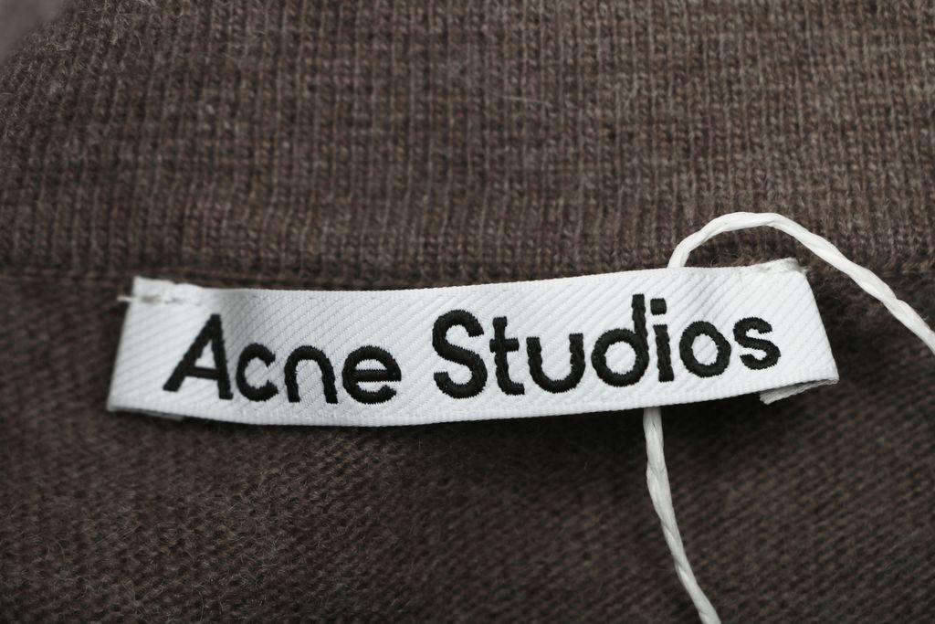 Acne Studios N8-1996 small logo embroidered polo sweater brown yak wool blend 14 gauge STOLL knit raglan sleeves Tajima embroidery horn buttons sizes S-XL