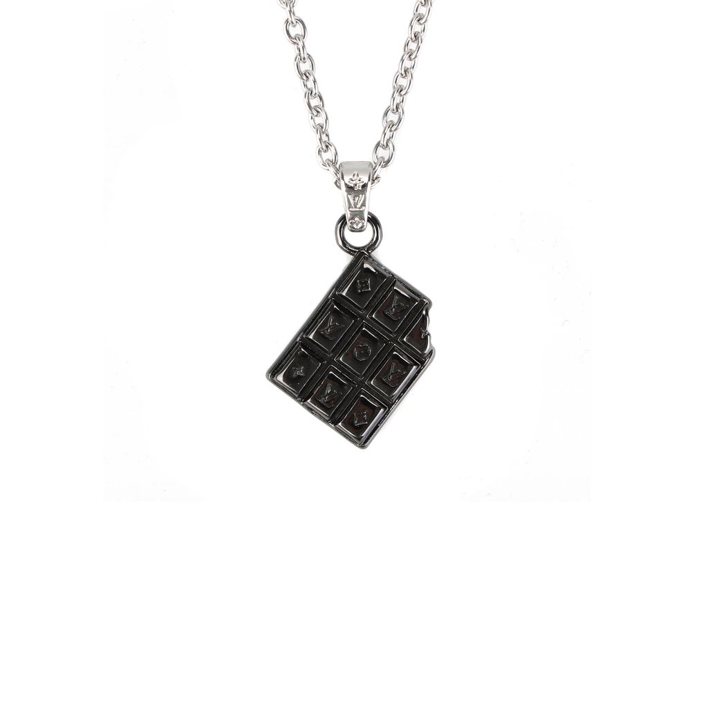 Louis Vuitton bitten chocolate bar necklace engraved letter Monogram floral pendant silver plated white copper adjustable 50 55 60cm chain paper box packaging