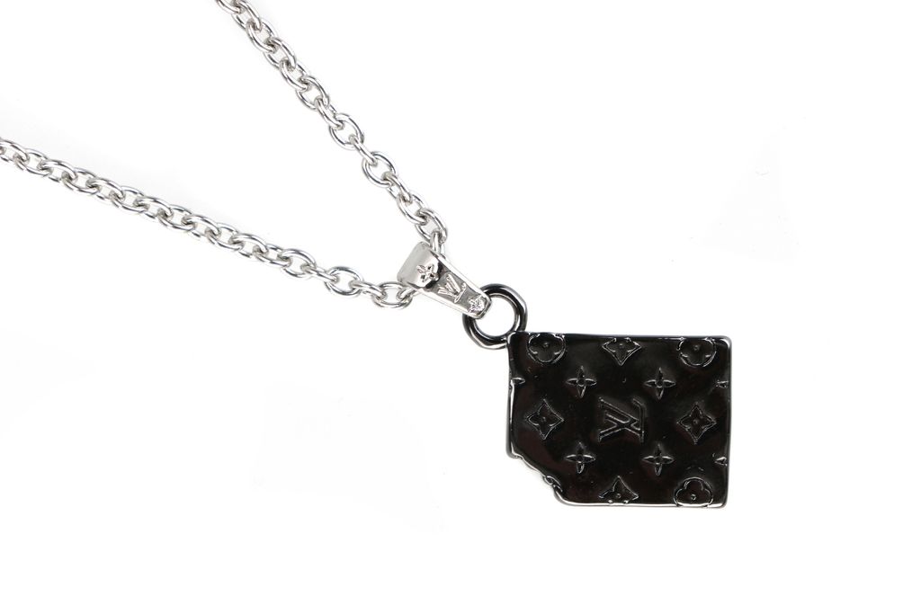 Louis Vuitton bitten chocolate bar necklace engraved letter Monogram floral pendant silver plated white copper adjustable 50 55 60cm chain paper box packaging