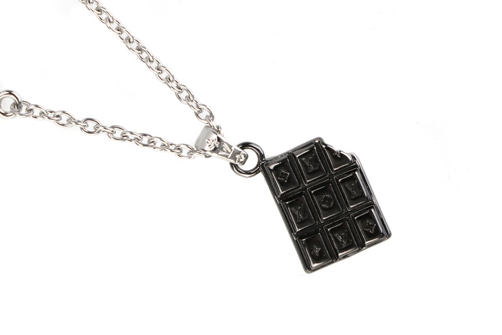 Louis Vuitton bitten chocolate bar necklace engraved letter Monogram floral pendant silver plated white copper adjustable 50 55 60cm chain paper box packaging