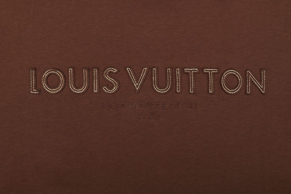 Louis Vuitton Monogram letter appliqué short sleeve T-shirt 32-count double-yarn combed cotton felt-backed laser-cut lettering contrast topstitch embroidery sizes S-XL